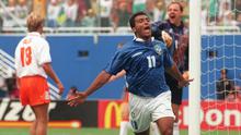 Selebrasi striker Timnas Brasil, Romario setelah mencetak gol ke gawang Belanda pada laga perempatfinal Piala Dunia 1994 di Dallas (9/7/1994). Setelah membela PSV Eindhoven selama 5 musim, striker Brasil Romario hijrah ke Barcelona pada awal musim 1993/1994. Ia langsung tampil tajam di musim pertamanya dan menjadi top skor Liga Spanyol dengan mencetak total 30 gol dan 8 assist dari 33 laga. (AFP/Bob Daemmrich)