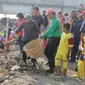 Tri Risma Harini saat kerja bakti di jembatan Suramadu (Dian Kurniawan/Liputan6.com)