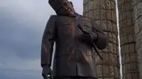 Pemkab Indramayu Perbaiki Kepala Patung Soekarno di Indramayu yang Patah Leher dan Miring