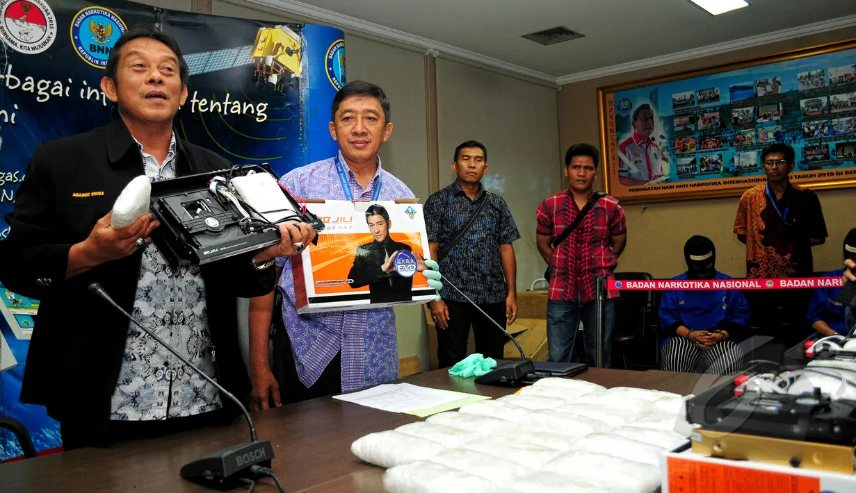 Deputi Pemberantasan BNN Inspektur Jenderal Pol, Dedi Fauzi El Hakim (kiri) dan Kabag Humas BNN, Slamet Pribadi memperlihatkan barang bukti yang berhasil diamankan, di Kantor BNN, Jakarta, Selasa (19/5/2015). (Liputan6.com/Yoppy Renato) 