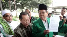 Ketua Umum PPP Djan Faridz medatangani Gedung KPK, Jakarta,Senin (15/6/2015). Kedatangan Djan dalam rangka mengajukan surat penangguhan penahan untuk Mantan Menteri Agama era SBY, Suryadharma Ali. (Liputan6.com/Helmi Afandi)