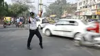 Polisi lalu lintas India Ranjeet Singh mengarahkan lalu lintas di persimpangan Indore, India (22/12). Saat mengatur lalu lintas, Ranjeet Singh menari moonwalk ala Michael Jackson yang menjadi perhatian warga sekitar.  (AFP Photo/Indranil Mukherjee)