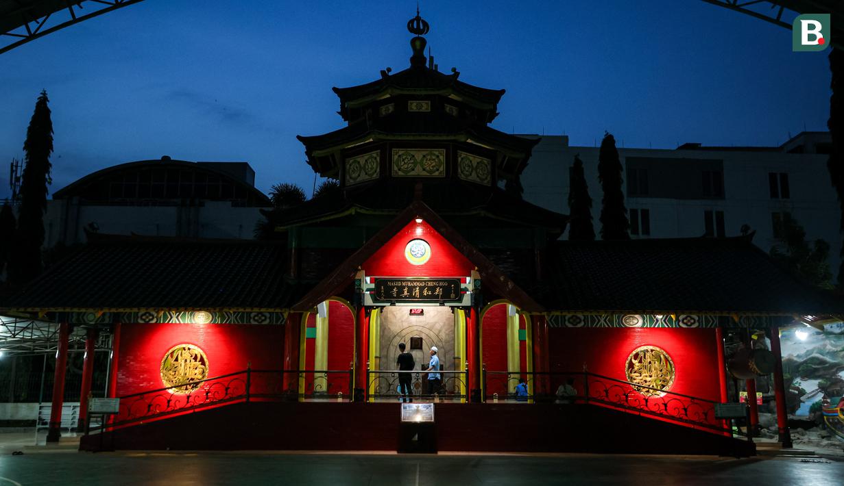 <p>Sejumlah jemaah meninggalkan Masjid Cheng Ho, Genteng, Surabaya setelah melakukan ibadah salat magrib pada Selasa (14/11/2023). (Bola.com/Bagaskara Lazuardi)</p>