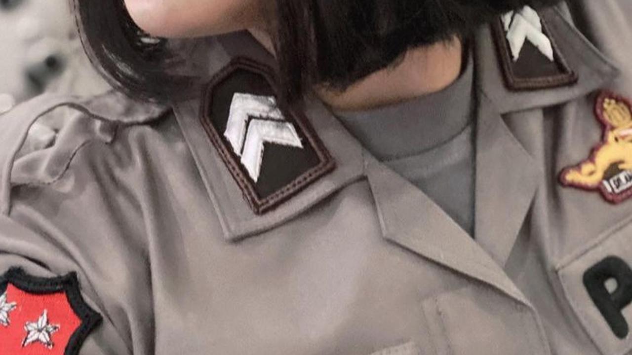 Lama tak terdengar kabarnya, begini potret terbaru Bripda Vani Simbolan. Tak banyak berubah, ia masih menawan dengan rambut pendeknya.