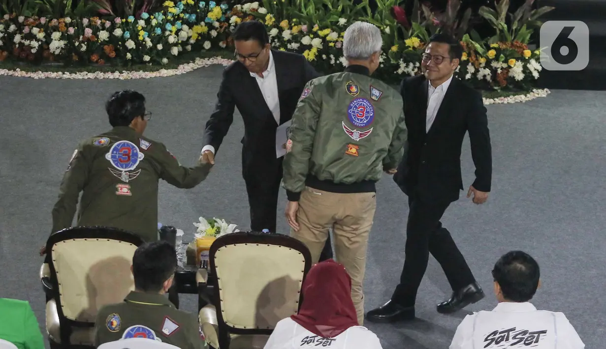 Capres-Cawapres nomor urut 1 Anies Baswedan (kedua kiri) dan Muhaimin Iskandar menyalami Capres-Cawapres nomor urut 3 Ganjar Pranowo dan Mahfud MD usai menyampaikan paparan Penguatan Anti Korupsi untuk Penyelenggara Negara Berintegritas (Paku Integritas) di Gedung Merah Putih KPK, Jakarta, Rabu (17/1/2024). (Liputan6.com/Angga Yuniar)