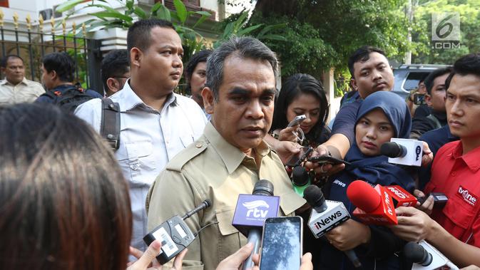 Sekjen Partai Gerindra Ahmad Muzani memberi keterangan saat tiba di rumah Prabowo Subianto di Kertangara, Jakarta, Jumat (28/6/2019). Prabowo menggelar silaturahmi antarpartai koalisi yang telah saling memberi dukungan sepanjang proses Pilpres 2019. (Liputan6.com/Angga Yuniar)