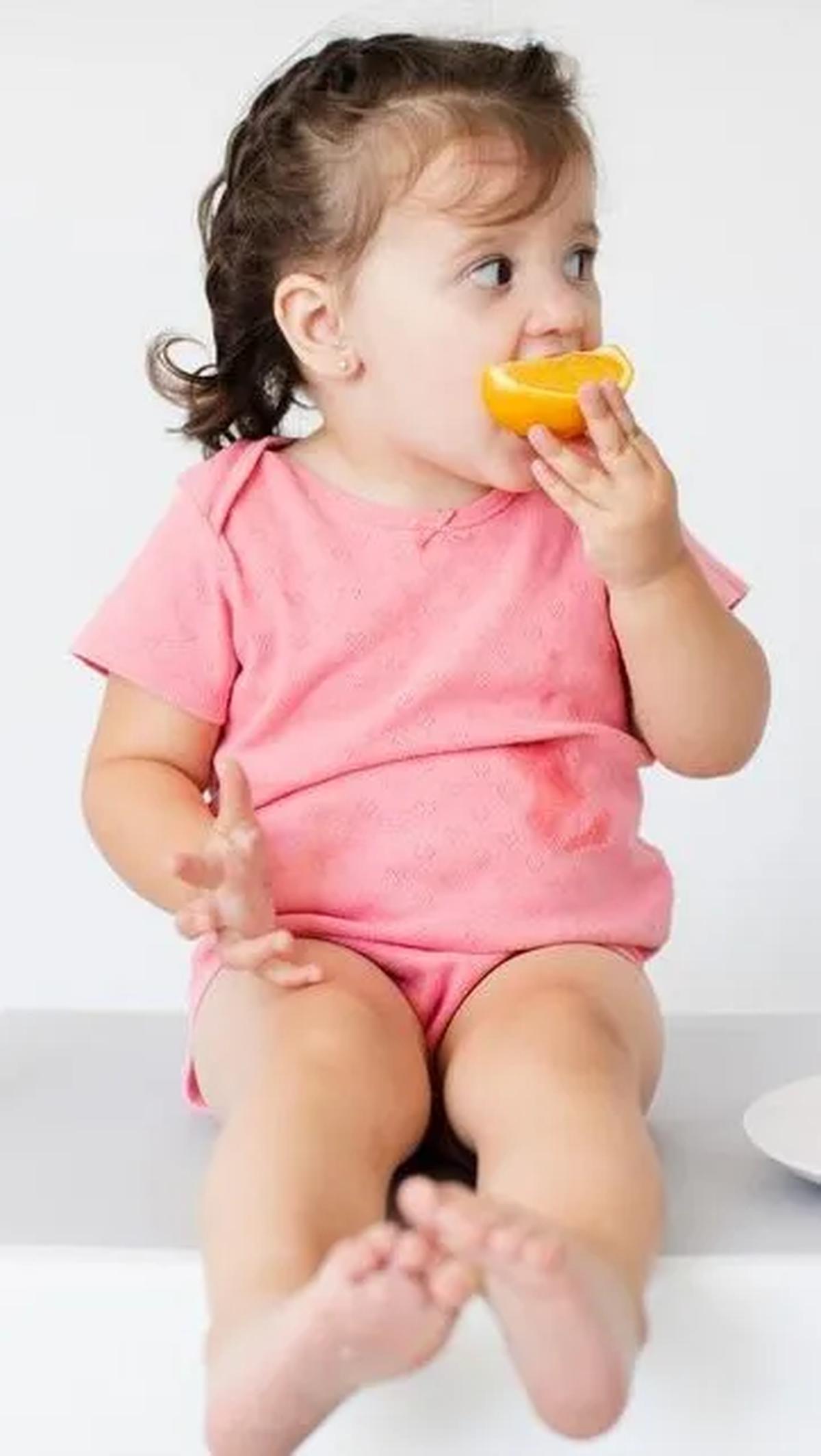 Dengan memahami makanan yang mendukung pertumbuhan tulang anak, kita dapat melindungi mereka dari risiko osteoporosis di masa dewasa.