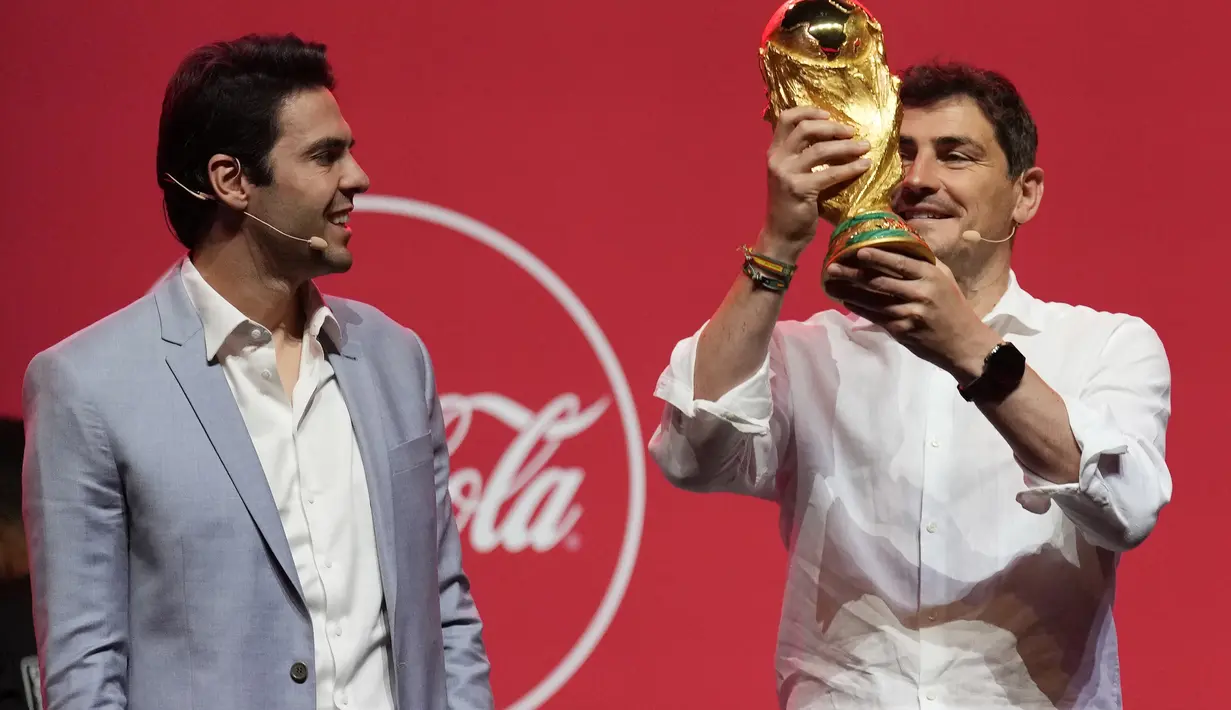 Mantan pemain Brasil Kaká (kiri) dan mantan kiper Spanyol Iker Casillas menunjukkan trofi Piala Dunia FIFA Qatar selama Tur Trofi oleh Coca-Cola dimulai hari ini dengan acara pemberhentian pertama di Dubai, Uni Emirat Arab, Kamis (12/5/2022). (AP Photo/Kamran Jebreili)