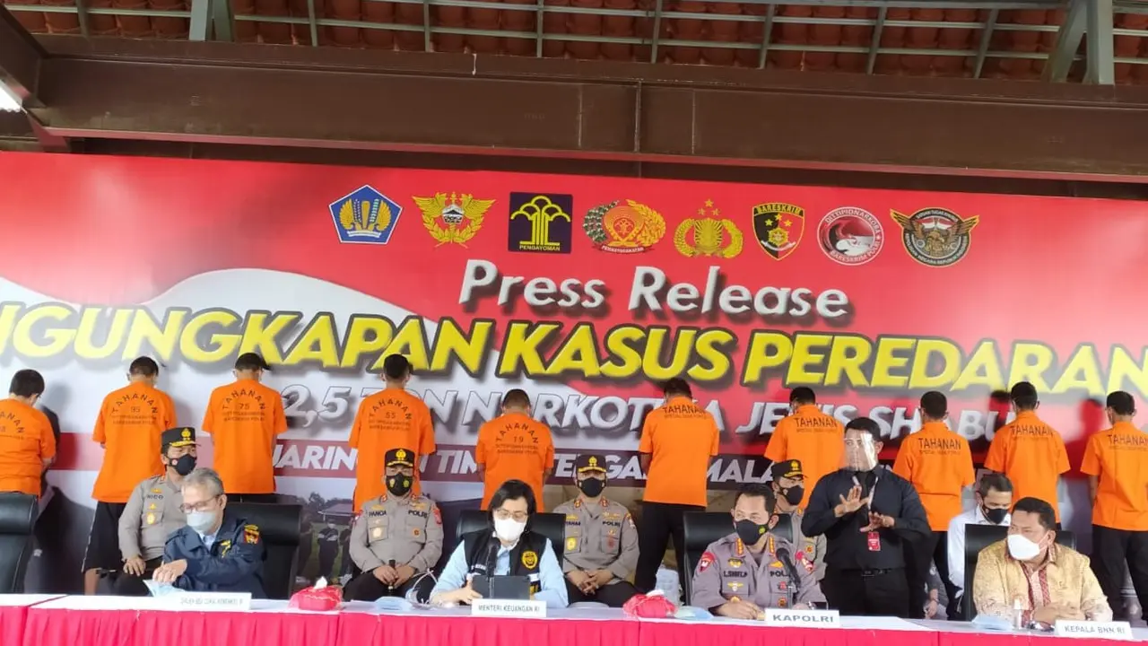 Kapolri Jenderal Listyo Sigit Prabowo memimpin rilis pengungkapan penyelundupan narkotika jenis sabu seberat 2,5 ton yang berasal dari jaringan Timur Tengah-Malaysia-Indonesia.
