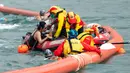 Perenang diselamatkan oleh penjaga pantai saat lomba renang tahunan di Pelabuhan Victoria, Hong Kong, Minggu (23/10/2022). (AP Photo/Anthony Kwan)