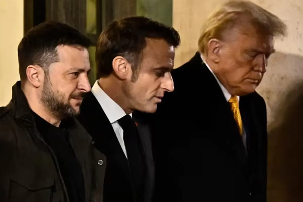 Presiden Ukraina Volodymyr Zelenskyy, Presiden Prancis Emmanuel Macron, dan presiden terpilih Amerika Serikat Donald Trump usai pertemuan mereka di Istana Presiden Elysee di Paris pada Sabtu (7/12/2024).