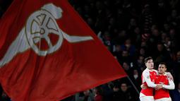 Pemain Arsenal, Alexis Sanchez, merayakan golnya ke gawang Dinamo Zagreb bersama Hector Bellerin, dalam laga Grup F Liga Champions di Stadion Emirates, London, Rabu (25/11/2015) dini hari WIB. (Reuters/Stefan Wermuth)