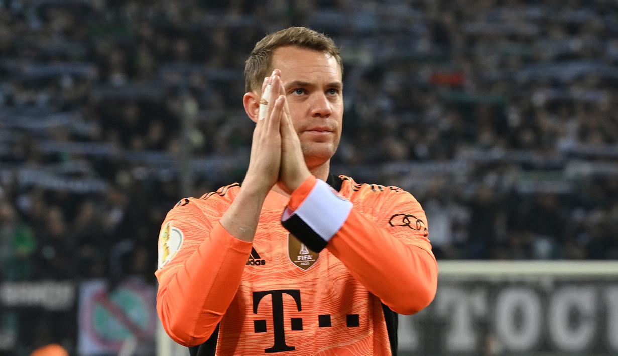 Manuel Neuer bergabung dengan Bayern Munchen sejak 2011. Ia berhasil menjadi kiper andalan The Bavarian dan sukses mempersembahkan banyak gelar, termasuk sepuluh titel juara Bundesliga secara beruntun. Sejauh ini, Neuer tercatat telah membuat 472 penampilan dengan mengantongi 226 clean sheet di semua kompetisi. (AFP/Ina Fassbender)