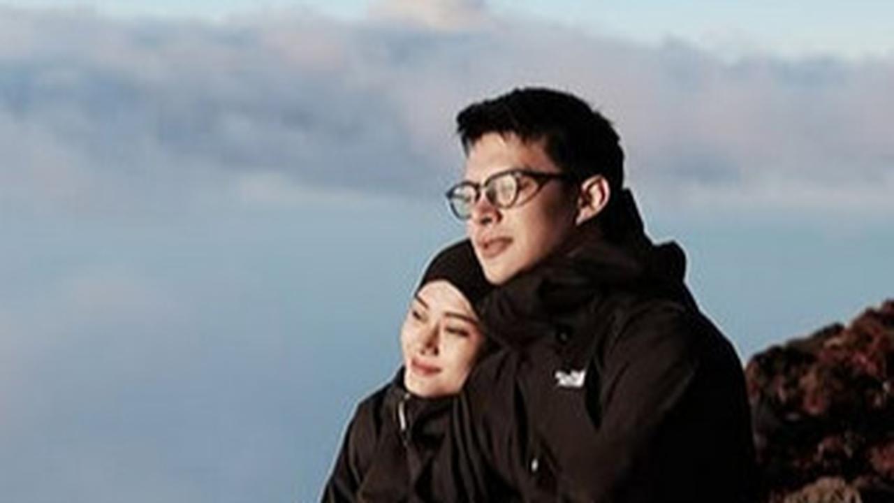 Rayakan Anniversary ke-5, Potret Dinda Hauw dan Rey Mbayang Taklukkan Gunung Fuji