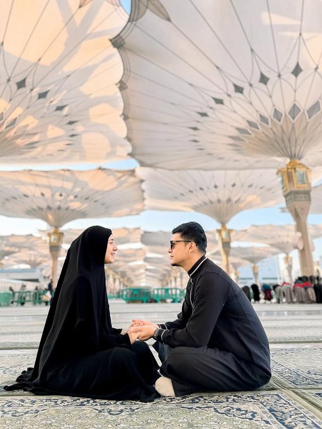 Potret Dhini Aminarti dan Dimas Seto yang Makin Romantis ( IG @dimasseto_1 @dhiniaminarti)