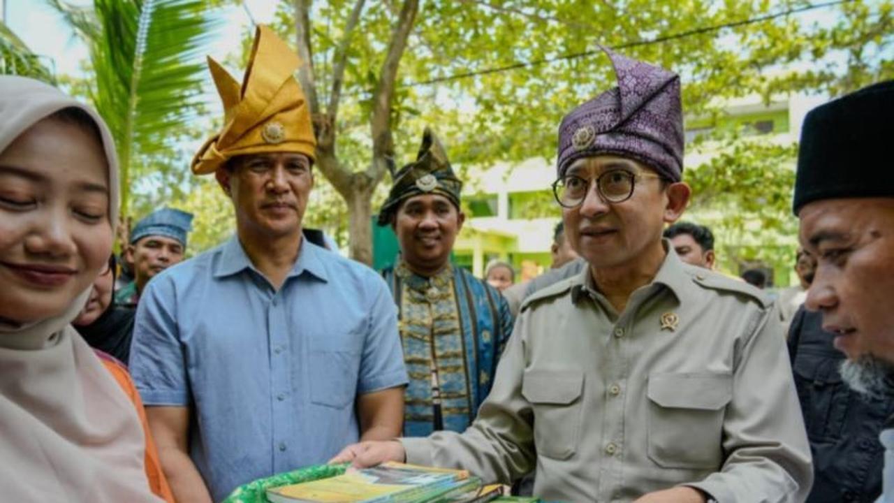 Menteri Kebudayaan Serahkan Bantuan Pascabanjir di Aceh Tamiang, Pulihkan Semangat Warga