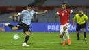 Penyerang Uruguay, Maximiliano Gomez, berusaha melepaskan tendangan ke arah gawang Chile pada laga kualifikasi Piala Dunia 2020 zona Amerika Selatan di Estadio Centenario, Jumat (9/10/2020) pagi WIB. Uruguay menang 2-1 atas Chile. (AFP/Matilde Campodonico/various sources)