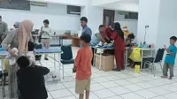 Suasana sunat massal yang digelar di Masjid Al-Azhar, Jalan Raya Kalimalang, Jakapermai, Bekasi Barat, Kota Bekasi.