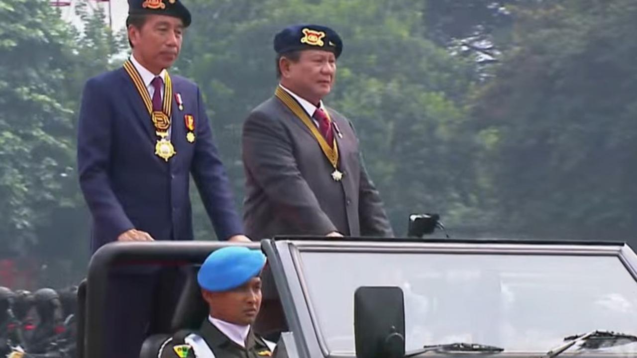 VIDEO: Gagah Prabowo Pakai Baret Bintang Empat Sambut Jokowi di Mako Brimob Polri