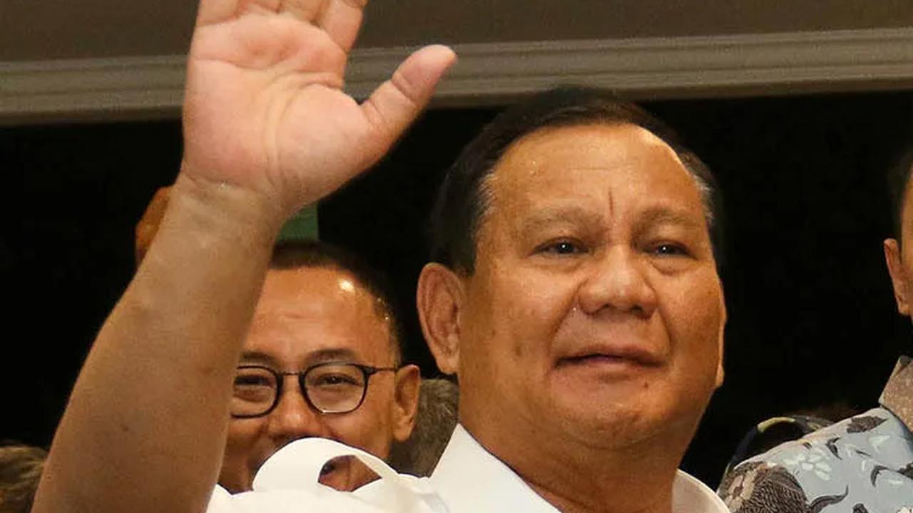 "Ini sekaligus adalah deklarasi yang kita sampaikan ke masyarakat umum dan pada tanggal 25 hari Rabu kita akan daftar di KPU," pungkas Prabowo.