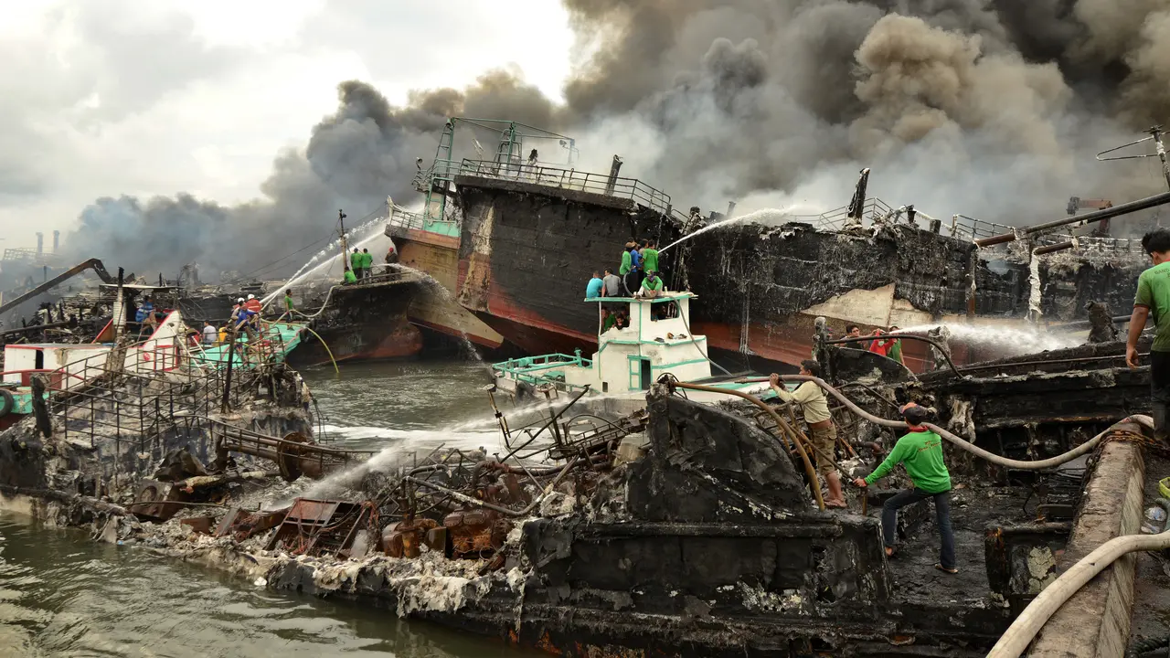 Asap Hitam Terus Mengepul dari Kebakaran Kapal di Pelabuhan Benoa