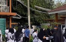 Peringati Hari Guru Nasional, Momen Siswa SMAN 2 Serang Kompak Prank Guru Ini Viral