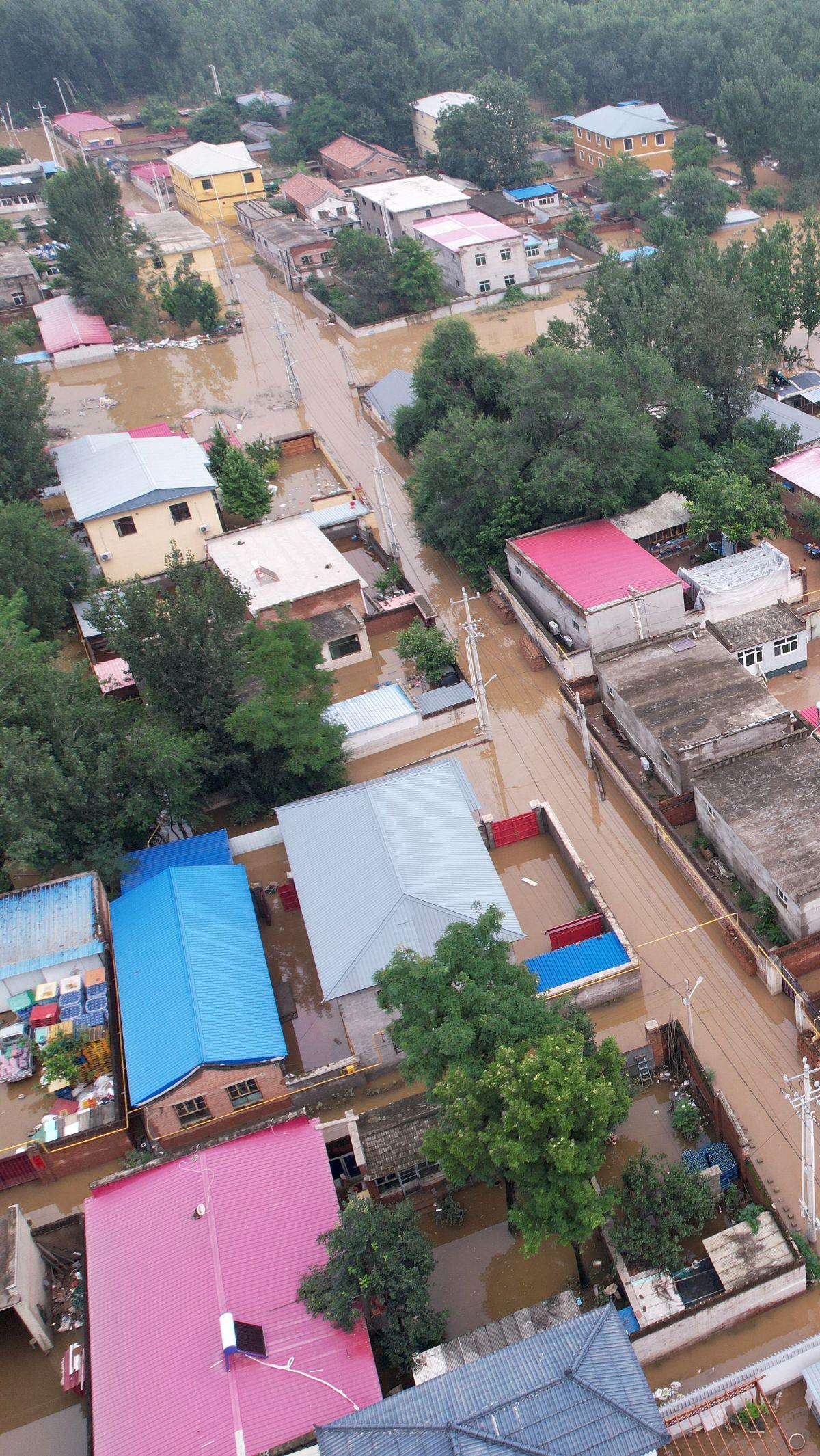 Kantor berita resmi Xinhua menyebut, sekitar 125.000 warga Zhuozhou dari daerah berisiko tinggi telah dipindahkan ke tempat penampungan.