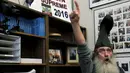 Reaksi Vermin Supreme saat mendeklarasikan diri sebagai kandidat calon presiden AS di New Hampshire, Jumat (20/11). Pria yang kerap tampil dengan topi sepatu bot ini sebelumnya pernah melakukan pencalonan pada Pilpres AS 2012 lalu. (REUTERS/Brian Snyder)