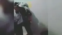 Dalam video berdurasi sekitar 2 menit, tampak seorang wanita membawa bayi menggerebek suaminya yang tengah berduaan dengan wanita lain di dalam hotel