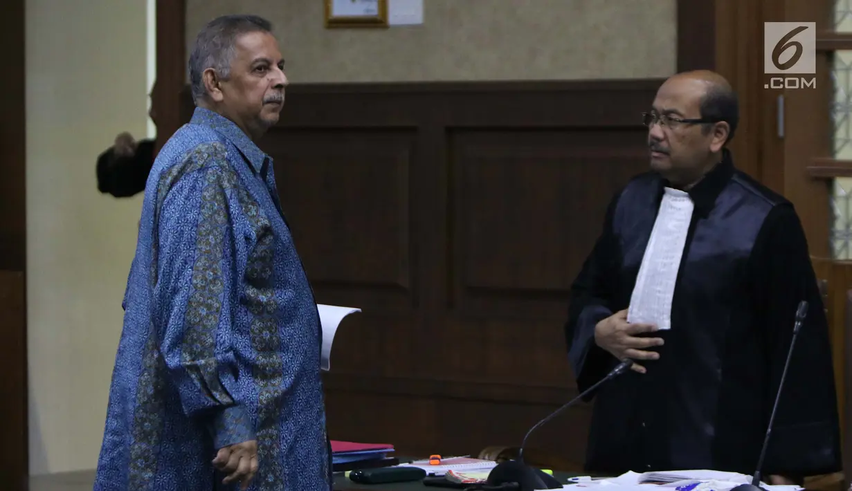 Terdakwa kasus dugaan suap proyek PLTU Riau-1 yang juga mantan Dirut PLN, Sofyan Basir (kiri) saat jeda sidang lanjutan di Pengadilan Tipikor, Jakarta, Senin (5/8/2019). Sidang beragendakan mendengar keterangan saksi-saksi. (Liputan6.com/Helmi Fithriansyah)