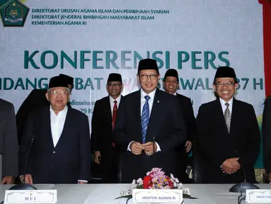 Menag Lukman Hakim Saifuddin (tengah) bersama perwakilan pihak terkait bersiap menyampaikan hasil sidang Isbat awal Syawal di Jakarta, Senin (4/7). Berdasar sidang isbat, 1 Syawal 1437 H jatuh pada Rabu (6/7). (Liputan6.com/Helmi Fithriansyah)