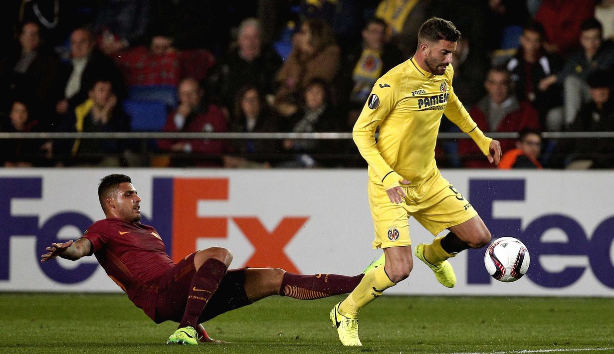 Pemain As Roma, Bruno Peres (kiri) mencoba mengambil bola dari kaki pemain Villarreal, Nicola Sansone pada laga 32 besar Liga Eropa di Ceramica stadium, Villarreal, (16/2/2017). Roma menang 4-0. (EPA/Manuel Bruque)