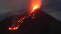 Gunung Lewotobi Laki-Laki di Kabupaten Flores Timur, Nusa Tenggara Timur (NTT) mengeluarkan lava pijar sejauh 2 kilometer, Minggu malam (14/1/2024). (Liputan6.com/ Ola Keda)