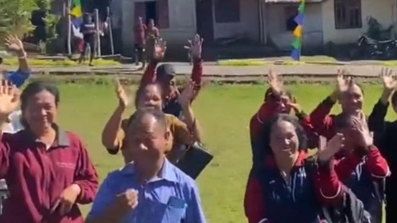 Momen Perpisahan Mahasiswa KKN UGM dengan Warga Desa di NTT Ini Viral, Bikin Haru