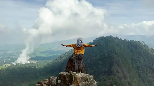Seorang pendaki berada di Gunung Wayang, Bandung