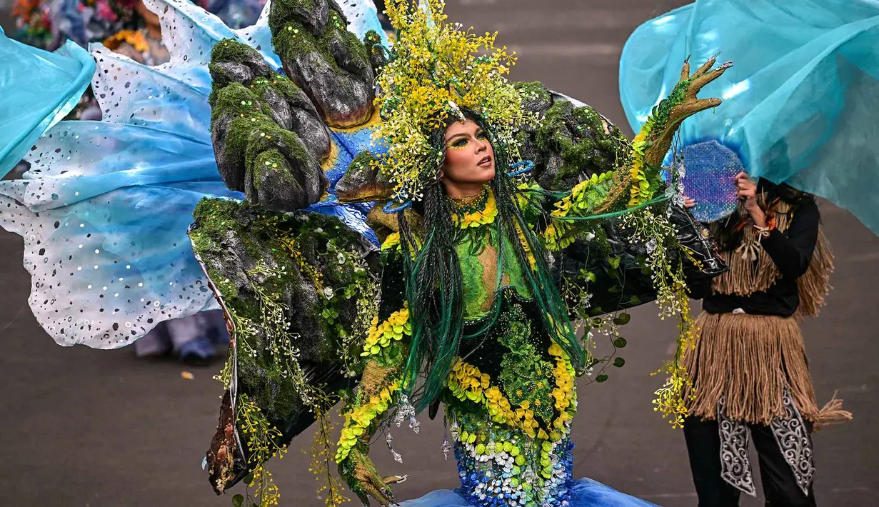 Peserta yang mengenakan kostum bertema HEAL (Kemanusiaan, Bumi, dan Kehidupan) mengikuti Jember Fashion Carnaval (JFC) ke-24 di Jember, Jawa Timur, Minggu (26/7/2026). (AFP/ Juni Krsiwanto)