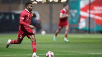 Gelandang Timnas Indonesia, Yakob Sayuri menguasai bola saat menghadapi Timnas Iran pada laga uji coba terakhir menjelang Piala Asia 2023 di Al Rayyan Training Ground, Qatar, Selasa (9/1/2023) malam WIB. Timnas Indonesia kalah 0-5 dari Timnas Iran. (Dok. PSSI)