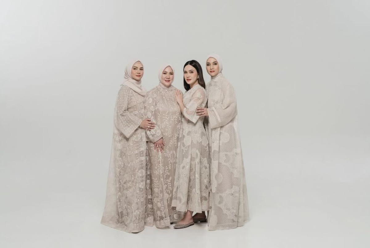7 Potret Keluarga Besar Shandy Aulia yang Tampil Kompak dalam Busana Krem