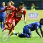 Gelandang Persib, Michael Essien berusaha merebut bola dari kejaran dua pemain Arema FC pada laga perdana Liga 1 2017 di Stadion Gelora Bandung Lautan Api, Sabtu (15/4). Menjamu Arema, Persib hanya mampu bermain imbang 0-0. (Liputan6.com/Yoppy Renato)