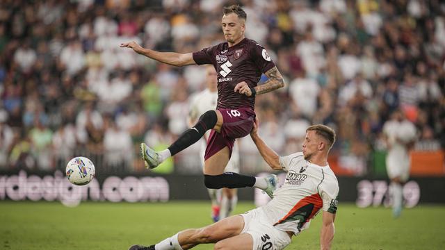 Foto: Jay Idzes Tampil Impresif, Sayang Venezia Tumbang dari Torino di Liga Italia