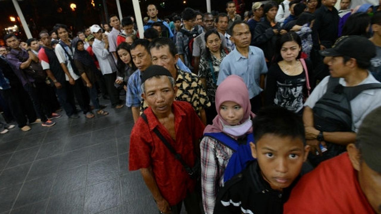 Imbas tabrakan kereta, ribuan penumpang menumpuk di Manggarai