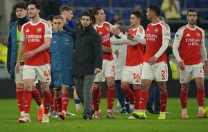 Manajer Arsenal, Mikel Arteta, bersama anak asuhnya setelah duel kontra Everton pada pekan ke-17 Premier League di Hill Dickinson Stadium, Minggu (21/12/2025) dini hari WIB. Dalam pertandingan tersebut, The Gunners menang 1-0 atas Everton. (AP Photo/Ian Hodgson)