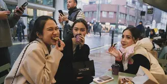 Hubungan Nagita Slavina dengan Azizah Salsha sangat dekat. Mereka pun menyempatkan waktu bareng bermain bersama di London, Inggris. [Instagram/raffinagita1717]