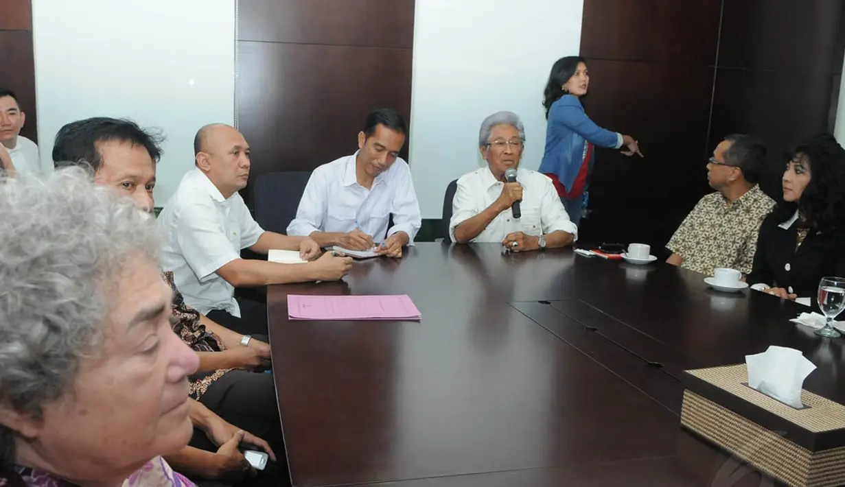 Capres PDIP Joko Widodo menyambangi kantor pengacara Adnan Buyung Nasution di Gedung Alstom Jl TB Simatupang, (Liputan6.com/Herman Zakharia)