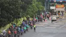 Petugas mengarahkan sejumlah pengendara sepeda motor masuk menuju tol dalam kota di pintu tol Taman Mini 2, Jakarta, Kamis (21/4). Hujan deras yang mengguyur sejak semalam membuat sejumlah jalan di Ibu Kota tergenang banjir. (Liputan6.com/Angga Yuniar)