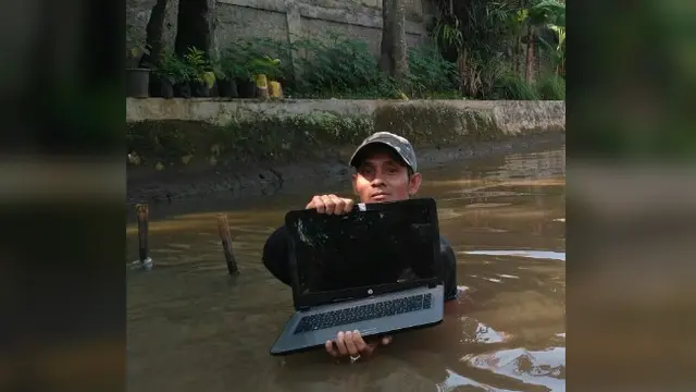 Masih banyak warga kota malah memilih sungai sebagai tempat pembuangan karena dekat dengan rumah.