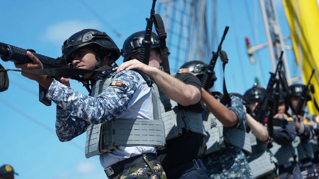FOTO: Latihan VBSS Warnai Pelayaran Taruna ASEAN di KRI Bima Suci