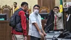 Terdakwa kasus dugaan suap penanganan perkara terpidana pembunuhan Gregorius Ronald Tannur tahun 2024 dan gratifikasi tahun 2012-2022, Zarof Ricar (tengah) usai mengikuti sidang pembacaan vonis di Pengadilan Tindak Pidana Korupsi (Tipikor), Jakarta, Rabu (18/6/2025). (Liputan6.com/Angga Yuniar)