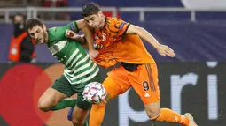 Penyerang Juventus, Alvaro Morata, berebut bola dengan bek Ferencvaros, Lasha Dvali, pada laga lanjutan Liga Champions 2020/2021 di Puskas Arena, Kamis (5/11/2020) dini hari WIB. Juventus menang 4-1 atas Ferencvaros. (AP Photo/Laszlo Balogh)