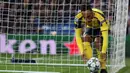 Striker Dortmund, Pierre-Emerick Aubameyang, usai membobol gawang Real Madrid. Hasil imbang ini membuat Dortmund keluar sebagai juara Grup F Liga Champions. (Reuters/Susana Vera)